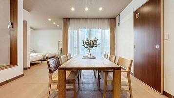 Villa, vista al mar | Caja de seguridad en la habitación y cortinas blackout