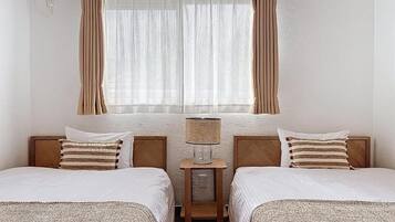 Villa, vista al mar | Caja de seguridad en la habitación y cortinas blackout