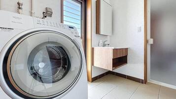 Villa, uitzicht op zee | Badkamer | Een bad/douchecombinatie, een haardroger, pantoffels, handdoeken