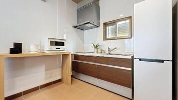 Villa, vista al mar | Cocina privada | Refrigerador, microondas, horno y parrilla de estufa