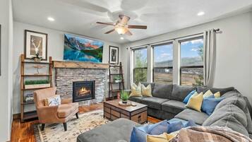 Televisión, chimenea y oficina