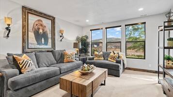 Televisión, chimenea y oficina