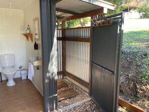 Comfort Cabin, Patio, Mountain View | Free WiFi - The Archer Retreat (Mount Archer)