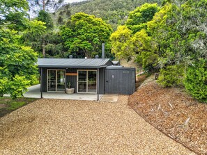 Comfort Cabin, Patio, Mountain View | Free WiFi - The Archer Retreat (Mount Archer)