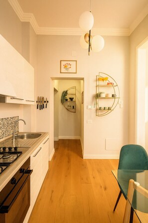 Mikroaaltouuni, uuni, liesi