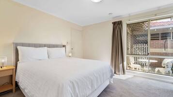 3 bedrooms, desk, iron/ironing board, WiFi