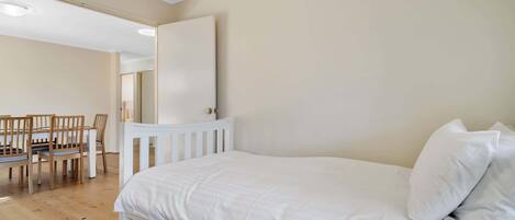 3 bedrooms, desk, iron/ironing board, WiFi