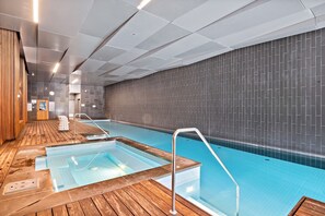 Indoor pool - Bright 2-Bed Retreat with Pool, Gym & Sauna Access (Docklands)