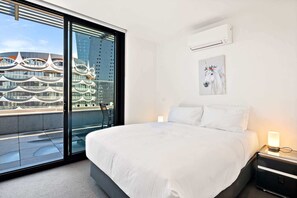 2 bedrooms, iron/ironing board, WiFi, bed sheets - Bright 2-Bed Retreat with Pool, Gym & Sauna Access (Docklands)