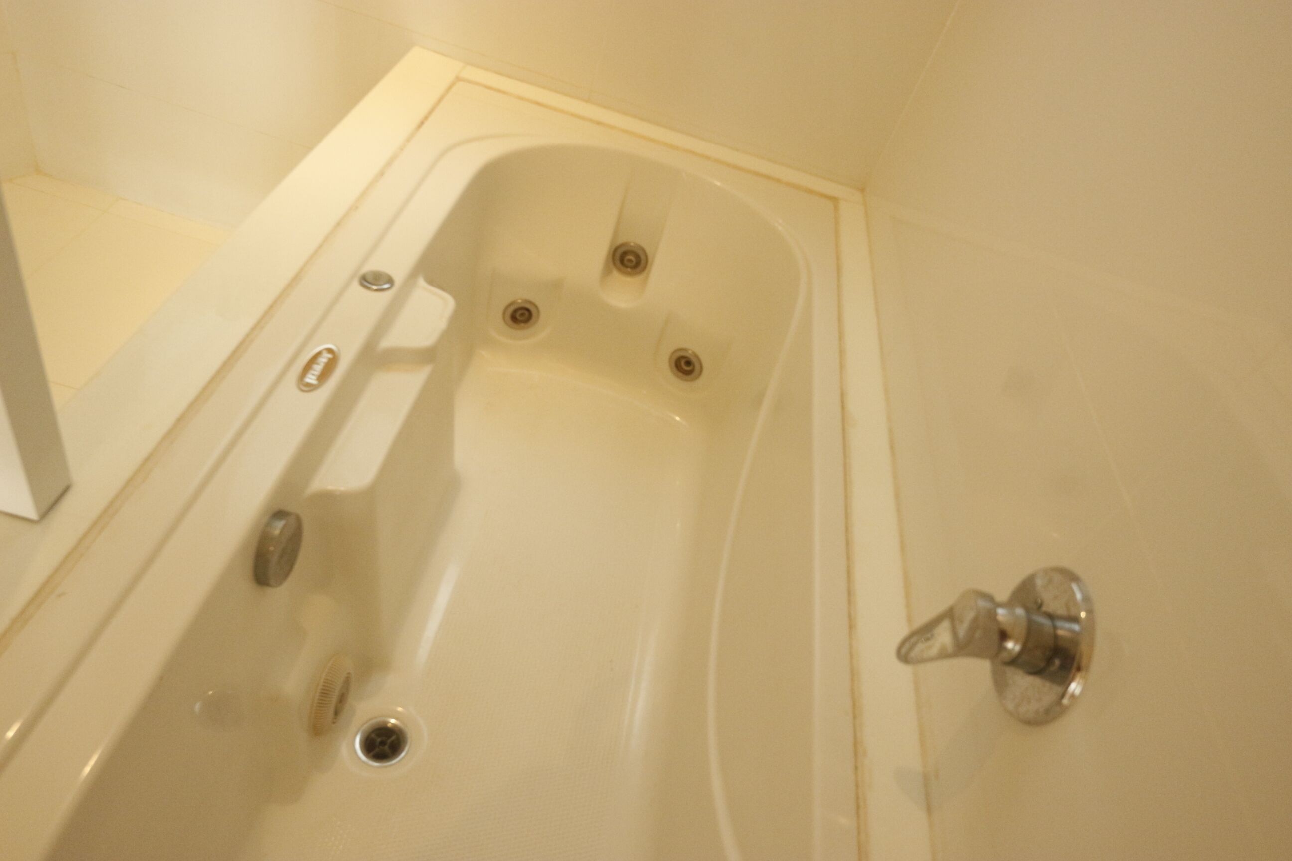 Una bañera con grifo y desagüe.