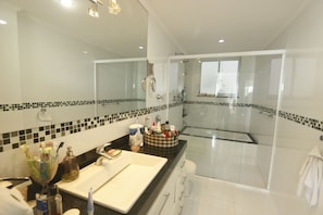 Shower, jetted bath, hair dryer, towels