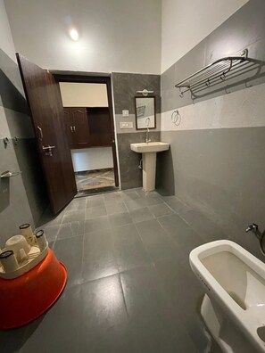 Exclusive Double Room, Balcony, Hill View | Bathroom