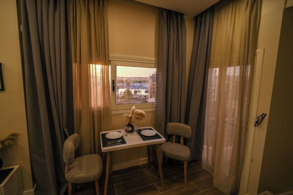 Dining - nile view modern studio- 7 min from aswan station (Aswan Governorate)