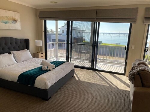 Perfect location to stay with the Family or Family's. Close to boat ramp.