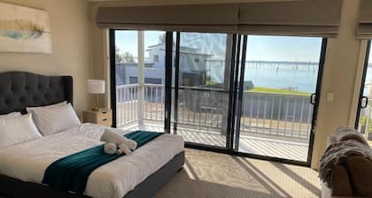 Perfect location to stay with the Family or Family's. Close to boat ramp.