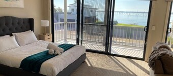 Perfect location to stay with the Family or Family's. Close to boat ramp.