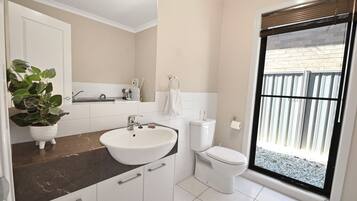 Sèche-cheveux, serviettes fournies, savon, papier toilette