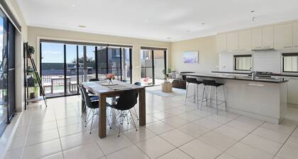 Perfect location to stay with the Family or Family's. Close to boat ramp.