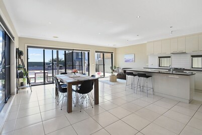 Perfect location to stay with the Family or Family's. Close to boat ramp.