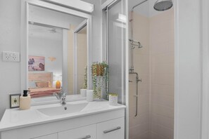 Shower, hair dryer, towels - Villa Sorrento - Coastal Escape (Port Douglas)