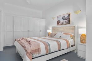4 bedrooms, iron/ironing board, WiFi, bed sheets