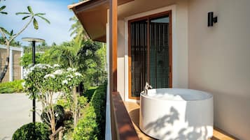 Superior Garden view | Baño | Amenidades de baño gratuitas, secadora de cabello, toallas, jabón