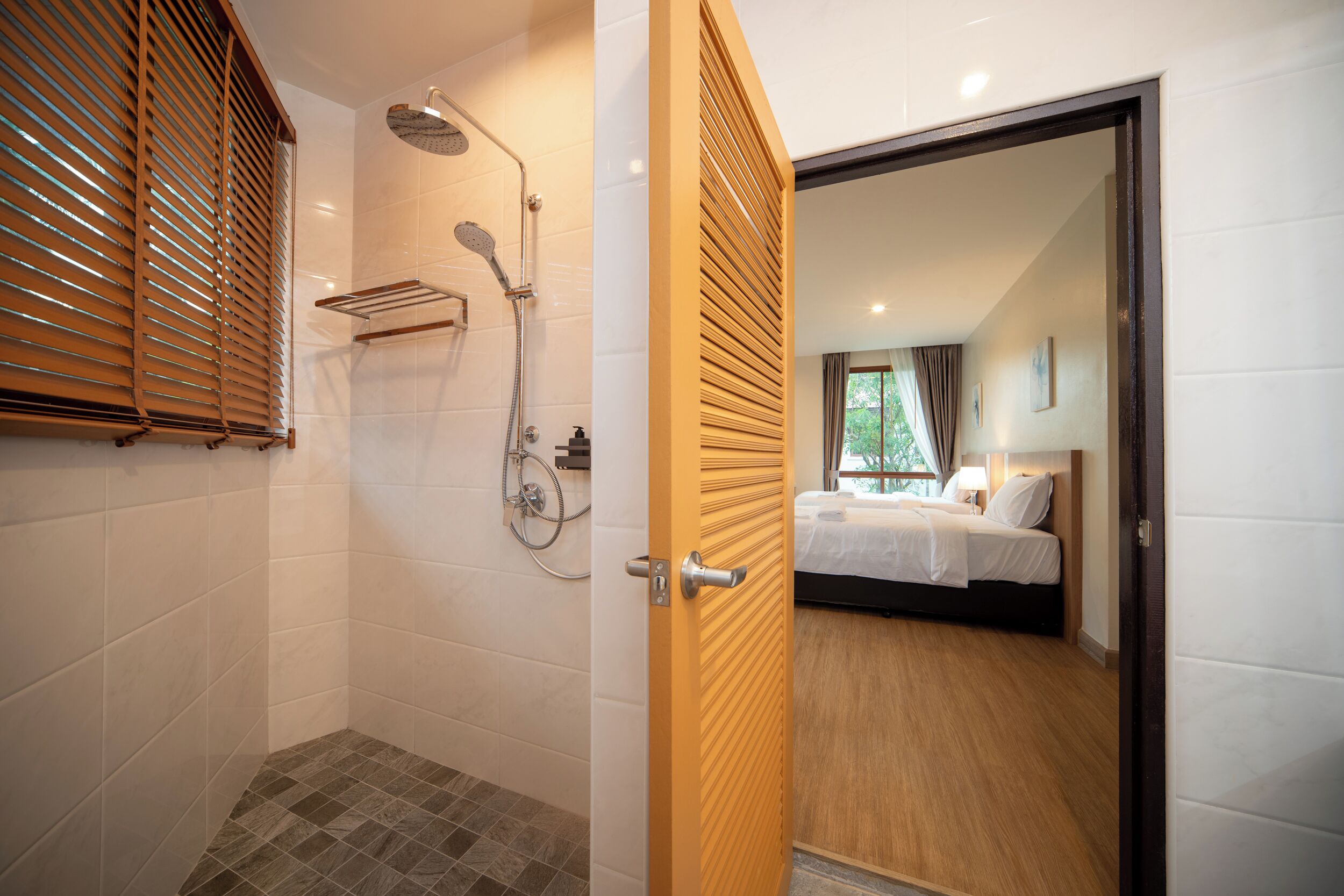 Ein modernes Badezimmer mit Dusche, Toilette und Handtuchhalter.