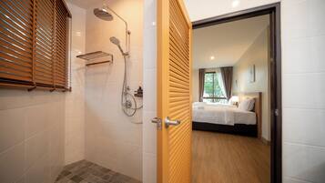Ein modernes Badezimmer mit Dusche, Toilette und Handtuchhalter.