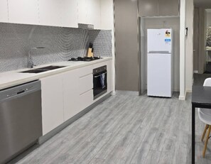 Fridge, microwave, oven, stovetop - Camperdown one 07 Close to bus stop and SYD CBD (Camperdown)