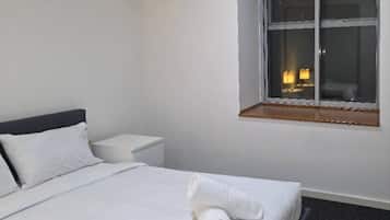 Iron/ironing board, bed sheets