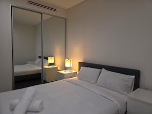 Tabla de planchar con plancha y ropa de cama