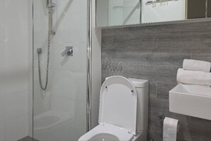 Hair dryer, towels, soap, toilet paper - Camperdown one 07 Close to bus stop and SYD CBD (Camperdown)