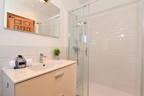 Shower, towels