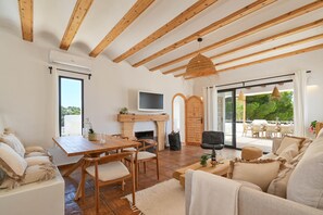 Televisión y chimenea 