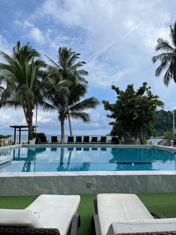 Una piscina al aire libre