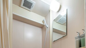 Un bagno con servizi igienici, lavabo e doccia.