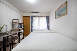 1 habitación, tabla de planchar con plancha, wifi gratis y ropa de cama 