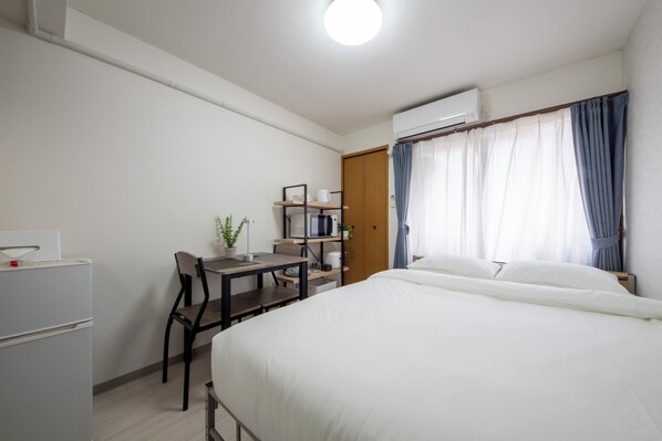 1 habitación, tabla de planchar con plancha, wifi gratis y ropa de cama 
