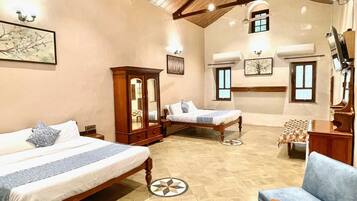 Habitación familiar | Ropa de cama de alta calidad y cortinas opacas