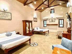 Un dormitorio con dos camas, un armario de madera y un piano.