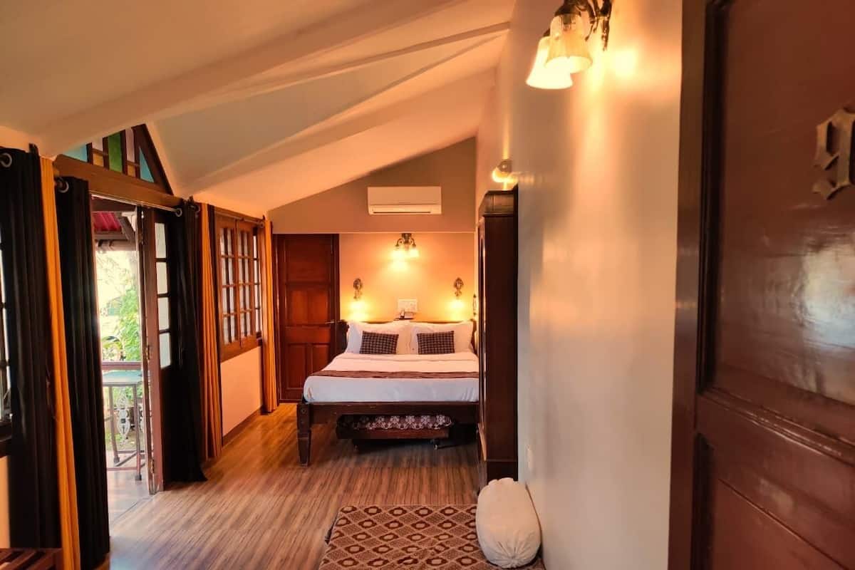 Un dormitorio con una cama, un tapete estampado y una puerta de madera.