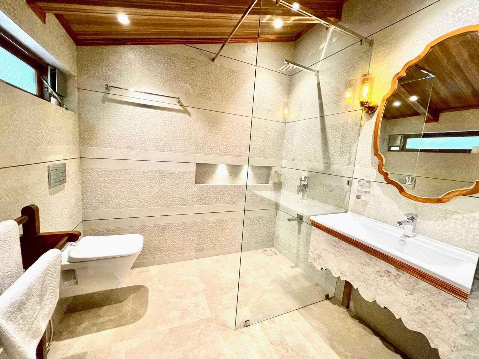 Family Room | Bathroom | Shower