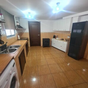 Een microgolfoven, een oven, een kookplaat