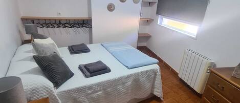 3 habitaciones, tabla de planchar con plancha, wifi y ropa de cama