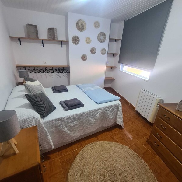 3 slaapkamers, een strijkplank/strijkijzer, wifi, beddengoed