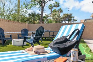 Property grounds - 5BR Luxury: Heated Pool, Hot Tub, Game Room & BBQ - 10 Min to Las Vegas Strip (Las Vegas)