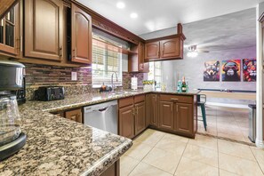 Fridge, microwave, oven, stovetop - 5BR Luxury Heated Pool, Hot Tub, Game Room BBQ Near Las Vegas Strip And Airport (Las Vegas)