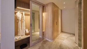 Une salle de bain moderne avec un meuble-lavabo en bois, un miroir et un espace douche.