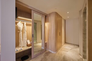 Suite, 1 King Bed | Blackout drapes, iron/ironing board, free WiFi