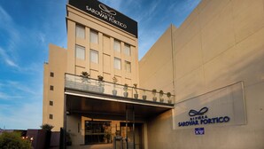 Un edificio moderno con un letrero que dice 'Rivera Sarovar Portico'.